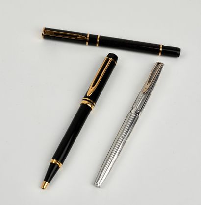 null Waterman : Lot de 3 stylos comprenant : un stylo laqué façon granit avec plume...