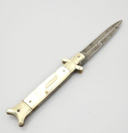null Couteau repliable ancien de type "Chätellerault" manche en nacre et métal argenté,...