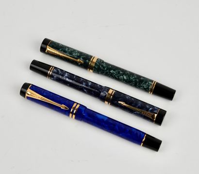 null Parker: Three 18k yellow gold fountain pens with blue, grey and green marbled...