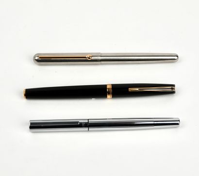 null Waterman : Lot de 3 stylos comprenant :unstylo en acier chromé à décor cannelé...