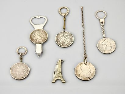 null Lot of 4 key rings made with old coins in which are housed blades. One joined...