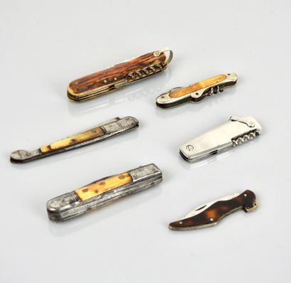 null Set of 6 folding knives, including one in the shape of a woman's shoe. Traces...