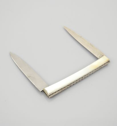 null Folding knife 'Graveline' with two blades, one of which is in silver; mother-of-pearl...