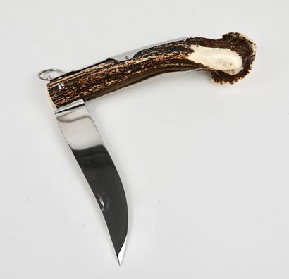 null Grand couteau repliable à manche en bois de cervidé, signé "JM Jacques mongin",...