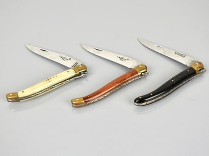 null Set of 3 folding knives "Laguiole R" in horn, wood and bone, 10 cm blade. Good...