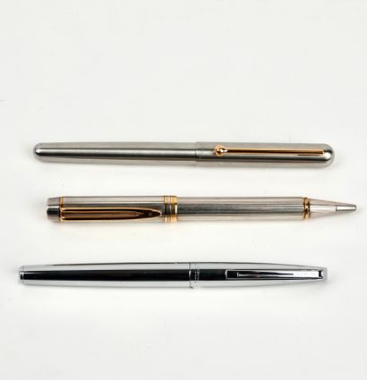 null Waterman : Lot de 3 stylos comprenant : un stylo à bille en argent 825/°°° à...