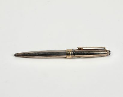 null 
Montblanc: Meisterstück rollerball pen in silver with fluted pattern, clip...