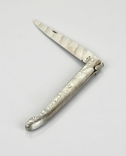 null Couteau d'art repliable de type "Laguiole"en acier à décors de faux damas, signé...