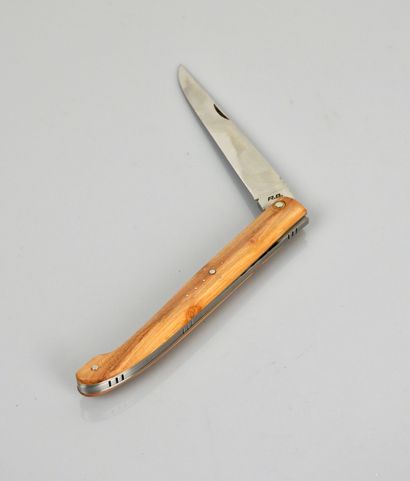 null Wooden folding art knife, blade signed "R.B. (Robert Beillonnet) blade of 11...