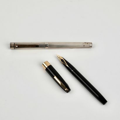 null Sheaffer: Two 18k yellow gold fountain pens, one black lacquered, gold plated...