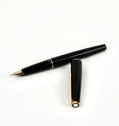 null Montblanc: Black lacquered pen with golden nib, signed.