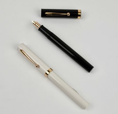null Sheaffer: Two black and white lacquered pens, gold plated nibs, gold plated...