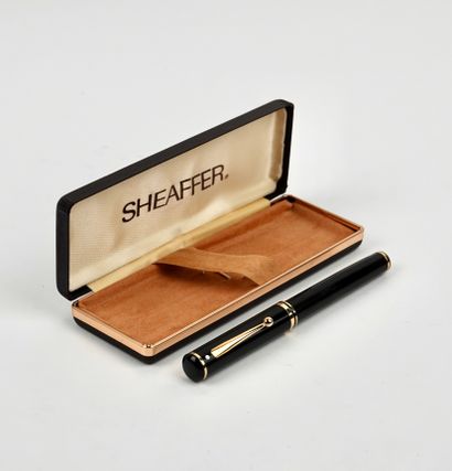 Sheaffer : Black lacquered pen with 18k yellow...