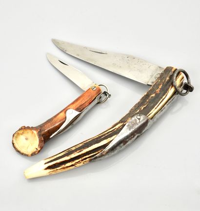 null Set of 2 antique folding knives with antler handles; one signed "T.D." 13 cm...