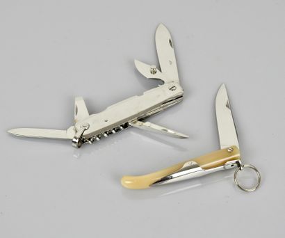 null 
1 couteau "Jacques Mongin", en corne (8 cm) et un couteau en acier avec logo...