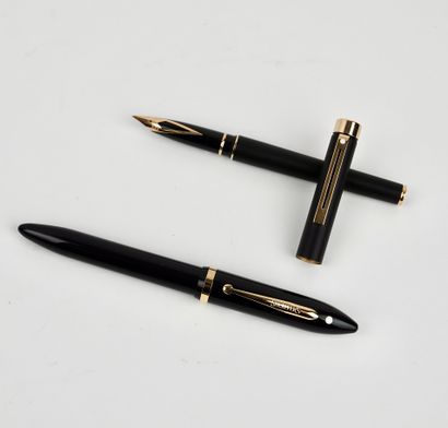Sheaffer: Two black lacquered pens, matte...