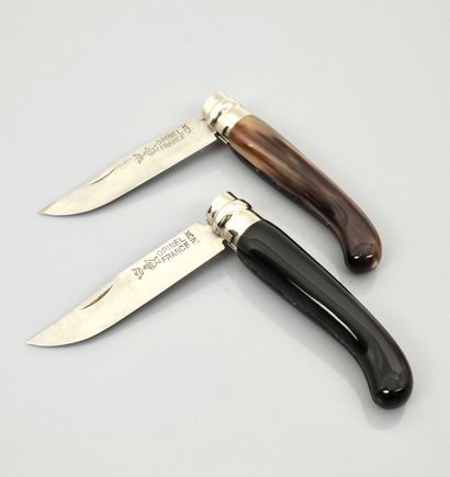 null Set of 2 folding knives "Opinel", N°8, horn handles. Good condition.