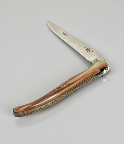 null Grand couteau repliable "Laguiole R" en corne; lame de 15,5 cm. Bon état gé...