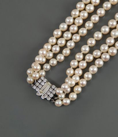 null Necklace made up of three rows of cultured pearls, between 6 and 10 mm, length...