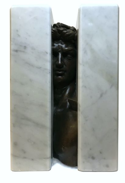 null Sacha SOSNO (1937-2013) David oblitéré, 2007 Bronze et marbre de Carrare Signé...