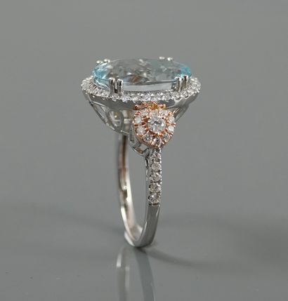 null White gold ring, 750 MM, set with an oval aquamarine weighing 5.52 carats surrounded...