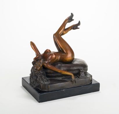 null French school around 1900

Naked woman lying on a cushion

Bronze, double patina...
