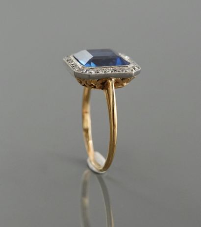 null Ring in gold 750MM and platinum 900 MM, centered on a sapphire with cut sides...