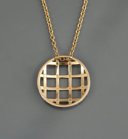 null Chain and pendant in two golds, 750 MM, round plate drawing a net surrounded...