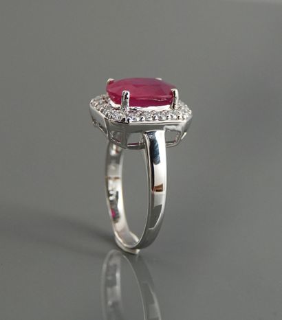 null Ring in gold gis, 750 MM, decorated with an oval ruby weighing 3.54 carats accompanied...