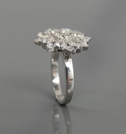 null Flower ring in white gold, 750 MM, set with baguette-cut and round diamonds...