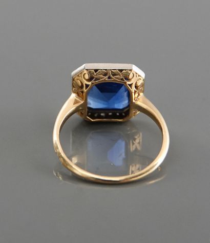 null Ring in gold 750MM and platinum 900 MM, centered on a sapphire with cut sides...