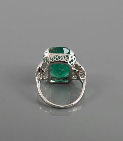 null Ring in white gold, 750 MM, set with an oval emerald weighing 16.16 carats,...