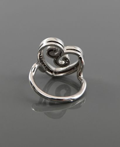 null Ring drawing a stylized heart in white gold, 750 MM, covered with diamonds,...