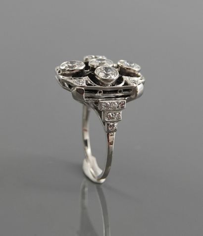 null Ring in white gold, 750 MM, set with four diamonds framed by diamond motifs...