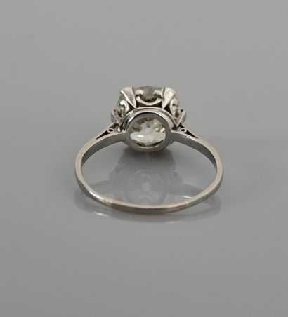 null 
Bague solitaire en or gris, 750 MM, ornée d'un diamant taille coussin ancienne...