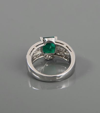 null Band ring in white gold, 750 MM, centered on a cut emerald weighing about 2...