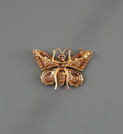 null Brooch drawing a butterfly in two golds, 750 MM, covered with diamonds total...