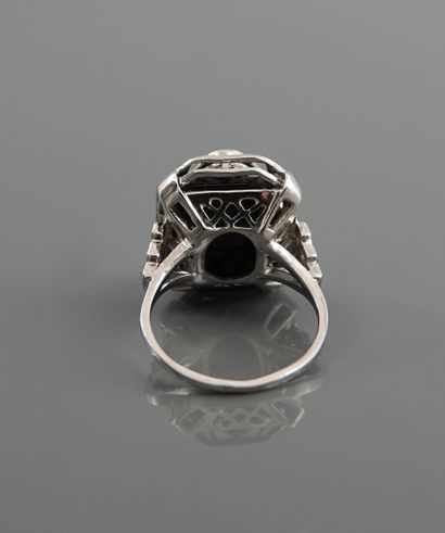 null Ring in white gold, 750 MM, set with four diamonds framed by diamond motifs...