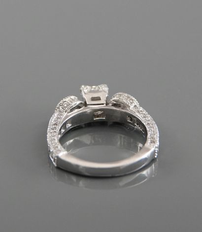 null Bague anneau en or gris, 750 MM, ornée de trois diamants ronds épaulés de longues...