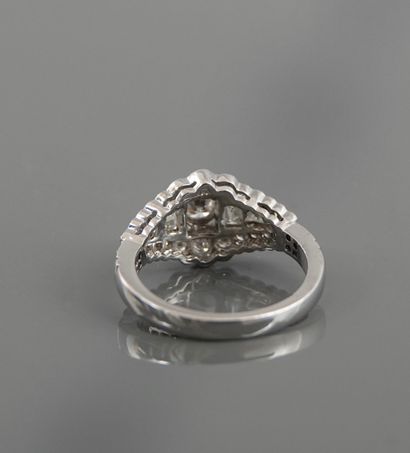 null Flat ring in white gold, 750 MM, set with round diamonds around baguette-cut...