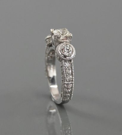 null Ring in white gold, 750 MM, set with three round diamonds with long lines of...