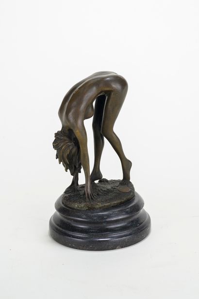 null Naked woman with hands on the ground 

Bronze with brown patina 

Black marble...