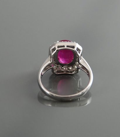 null Ring in gold gis, 750 MM, decorated with an oval ruby weighing 3.54 carats accompanied...