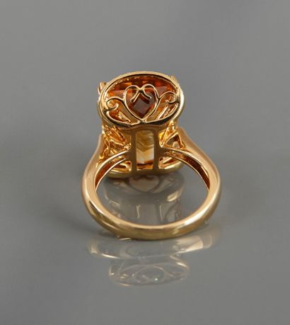 null Yellow gold ring, 750 MM, set with a fancy citrine weighing 11 carats framed...