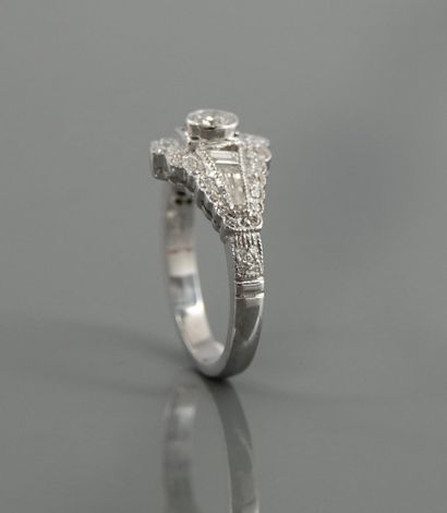 null Flat ring in white gold, 750 MM, set with round diamonds around baguette-cut...