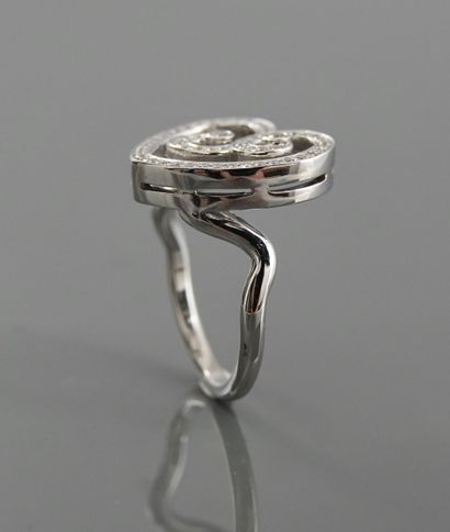 null Ring drawing a stylized heart in white gold, 750 MM, covered with diamonds,...