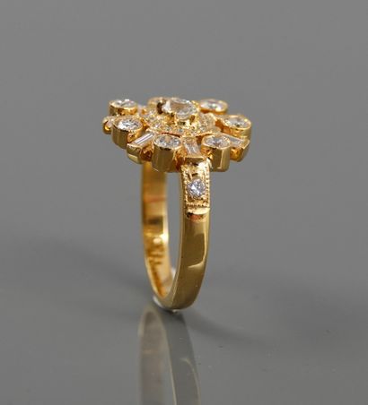null Bague en or jaune, 750 MM, ornée de diamants taille baguette et ronds total...