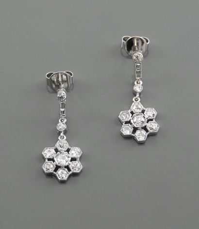 null Earrings in white gold, 750 MM, decorated with baguette-cut diamonds above a...