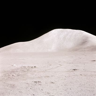 null NASA. GRAND FORMAT. Mission APOLLO 15. Magnifique vue du Mont Haddley réalisée...