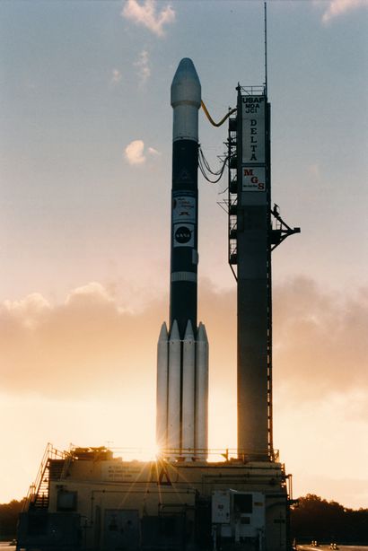 null Nasa. Impressionnante silhouette de la fusée Delta II destinée à emporter la...